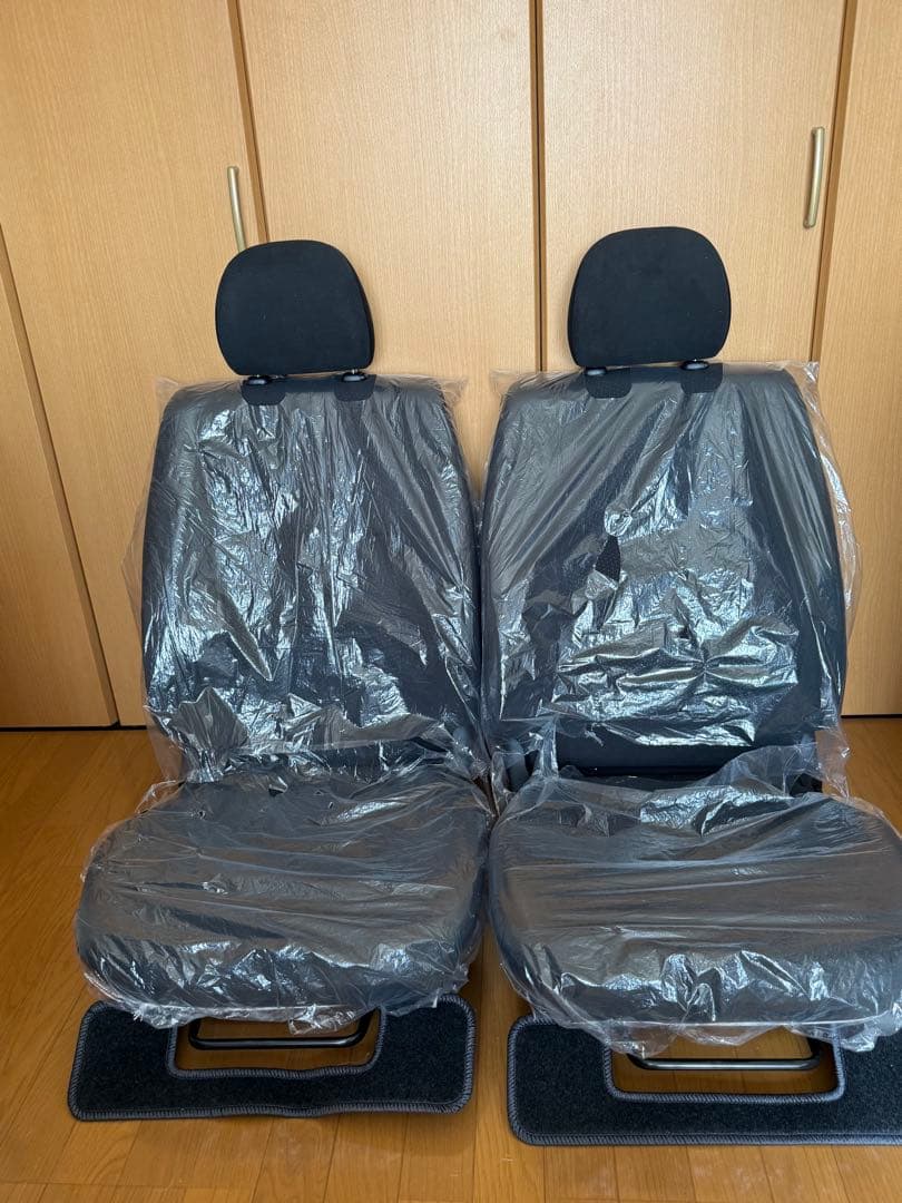 超貴重　ハイエース純正シート運転席助手席セット　新車外し分