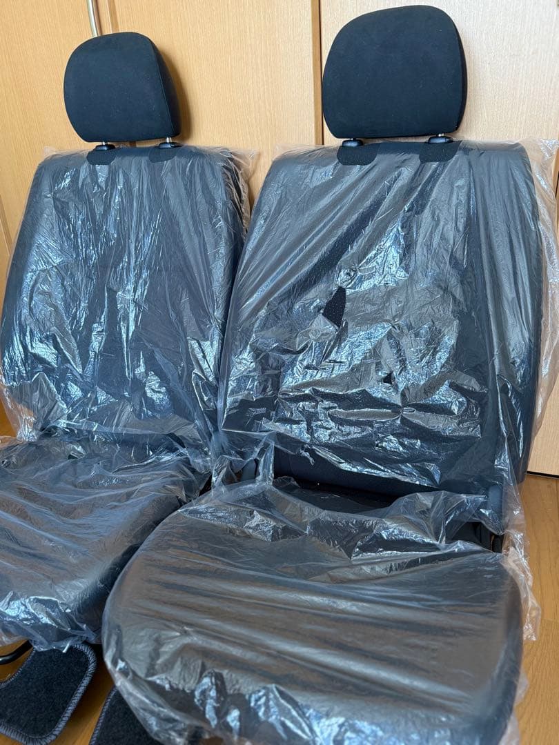 超貴重　ハイエース純正シート運転席助手席セット　新車外し分