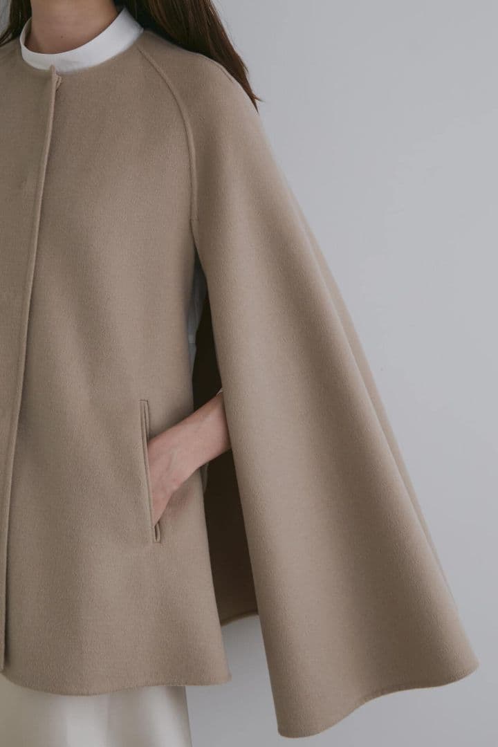 ラック☆ 新品タグ付き LE PHIL ライトリバーケープコート ベージュ