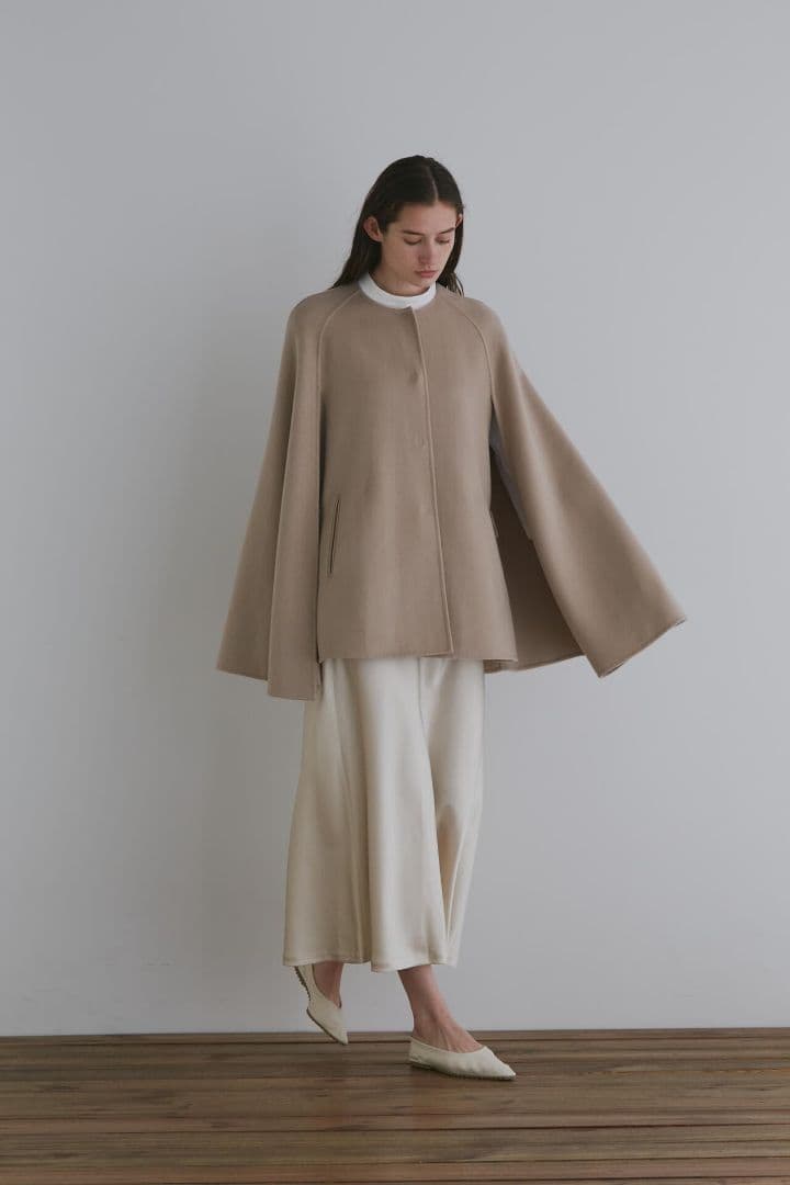 ラック☆ 新品タグ付き LE PHIL ライトリバーケープコート ベージュ