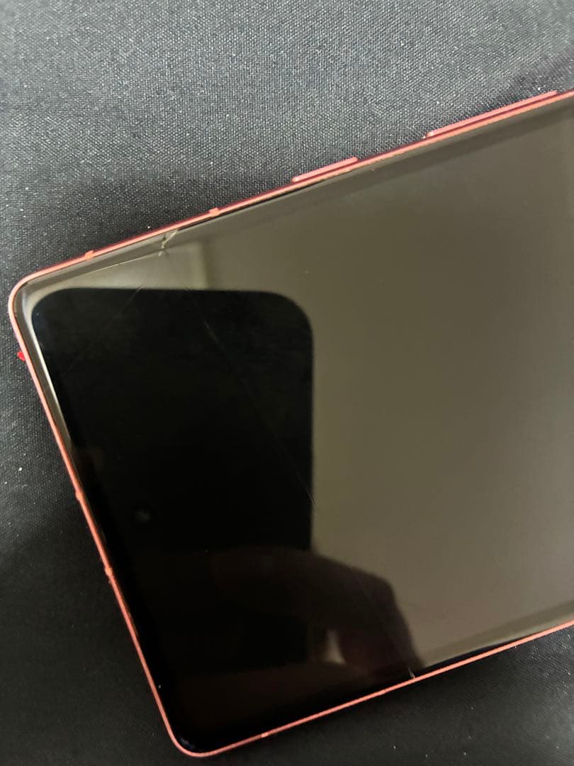 Google Pixel 7a 赤 ひび割れあり