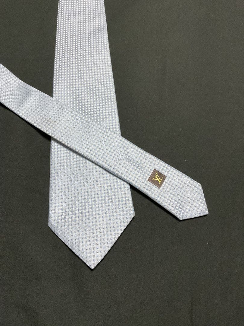 クリーニング済み　世界最高峰　 ルイヴィトン　LVロゴ　ネクタイ