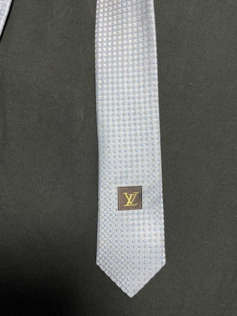 クリーニング済み　世界最高峰　 ルイヴィトン　LVロゴ　ネクタイ