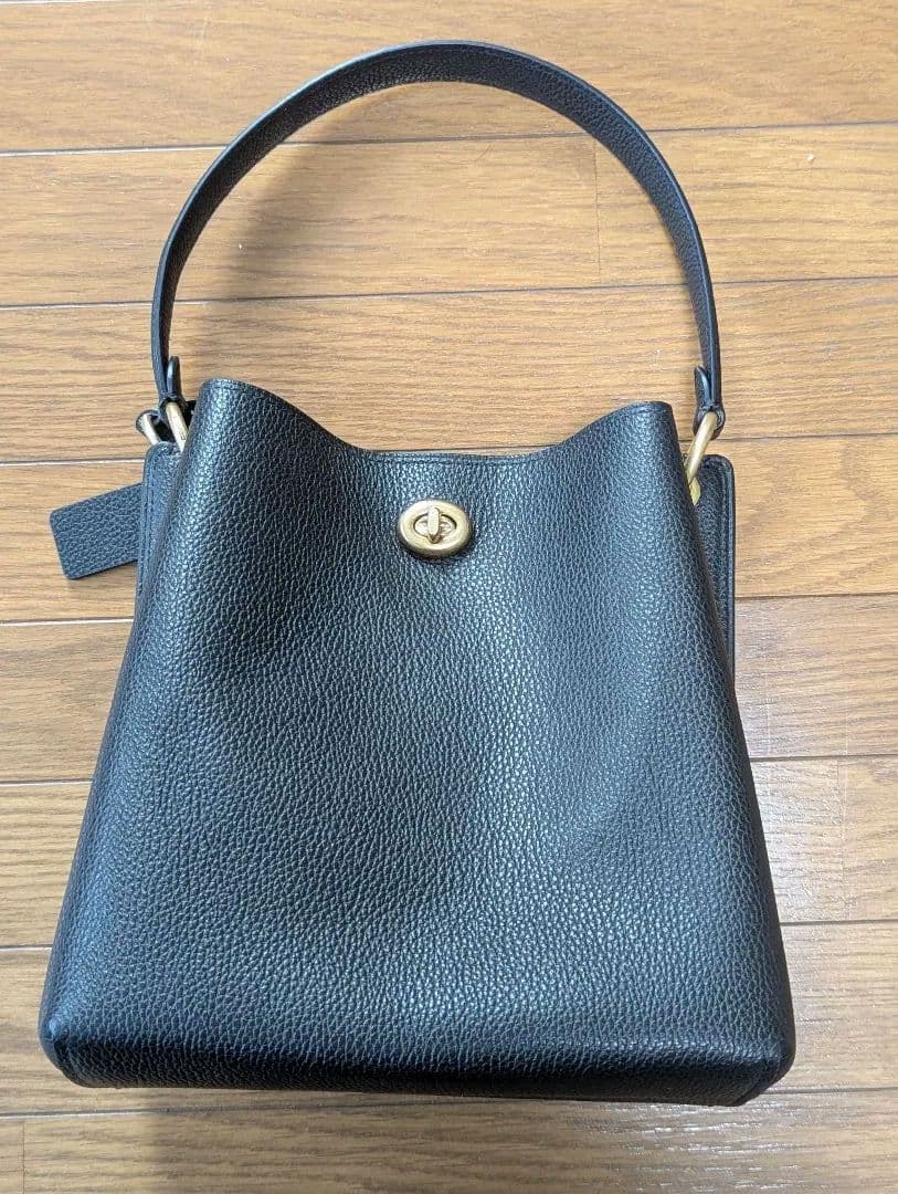 黒のレザーショルダーバッグ ゴールド金具