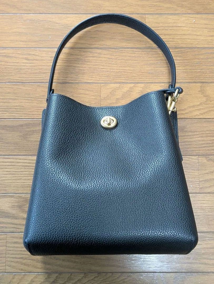 黒のレザーショルダーバッグ ゴールド金具