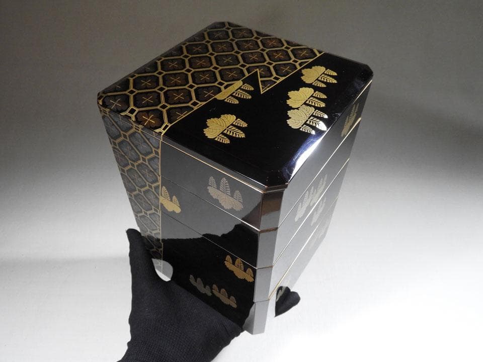●小さい 四段重箱 時代蒔絵 嵯峨桐 小紋尽くし 家紋 小重箱 片手の大きさ