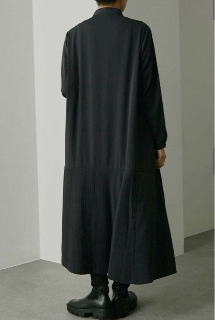 美品　SUM1 STYLE スミスタイル ランダムアンダープリーツワンピース