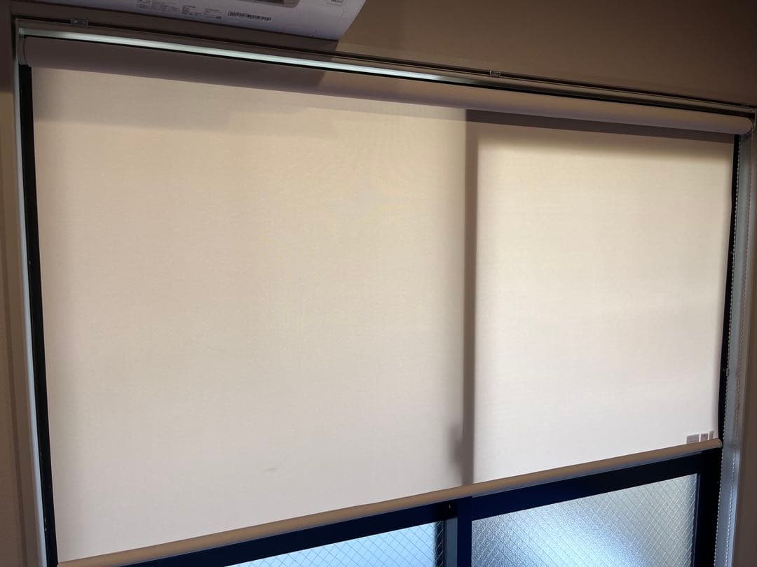 激安半額以下　TOSO グレージュ　ロールスクリーン　右操作