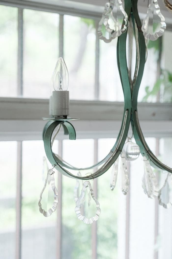 ミントグリーンのアンティークシャンデリア