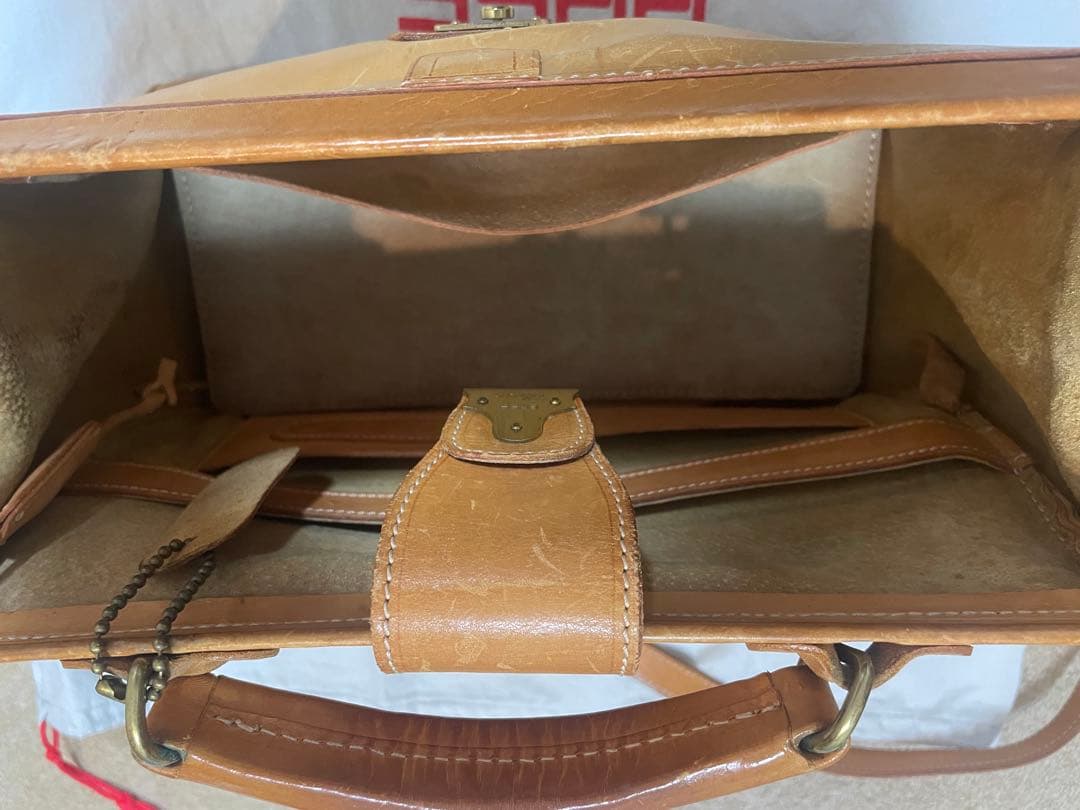 BREE ダレスバッグ　ヌメ革ショルダーバッグ　底板有り