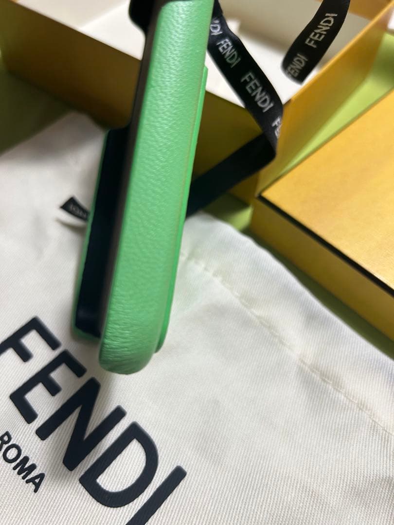 【最終値下げ】フェンディ　スマホケース