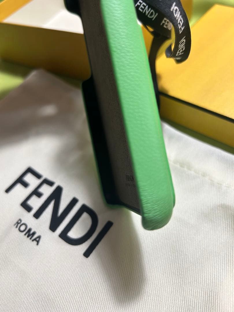 【最終値下げ】フェンディ　スマホケース