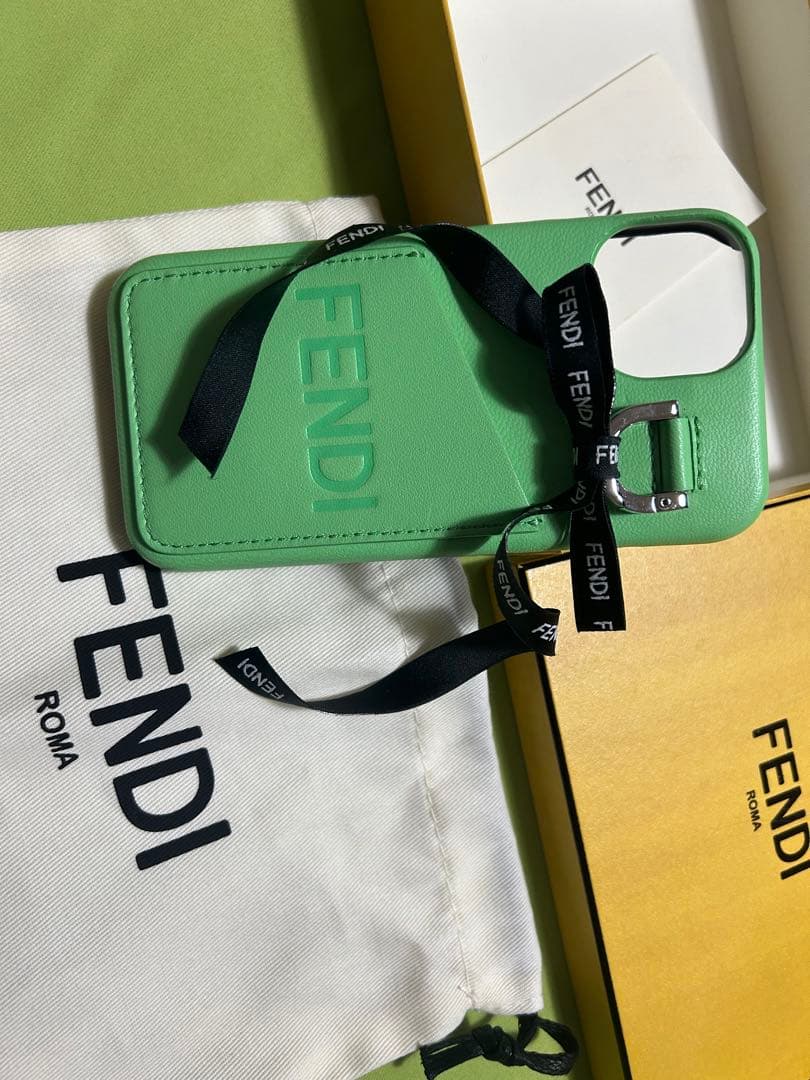 【最終値下げ】フェンディ　スマホケース