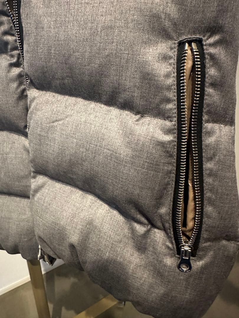 デュベティカ　フード付きダウンベスト　グレー　サイズ40