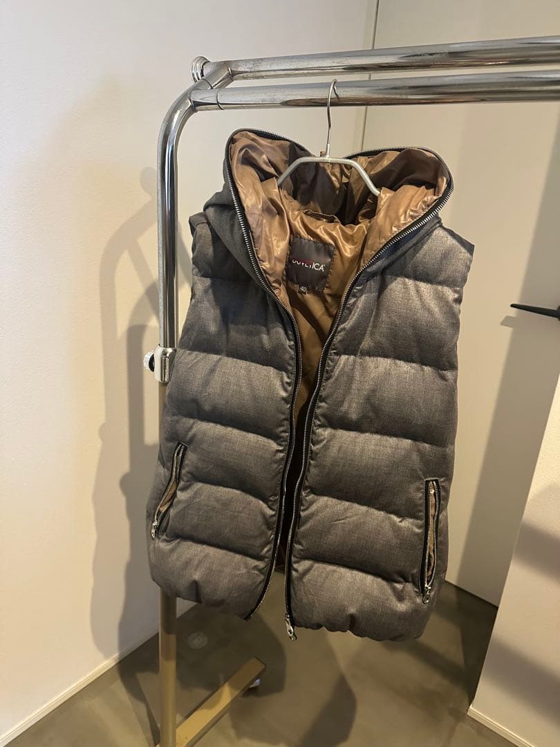 デュベティカ　フード付きダウンベスト　グレー　サイズ40