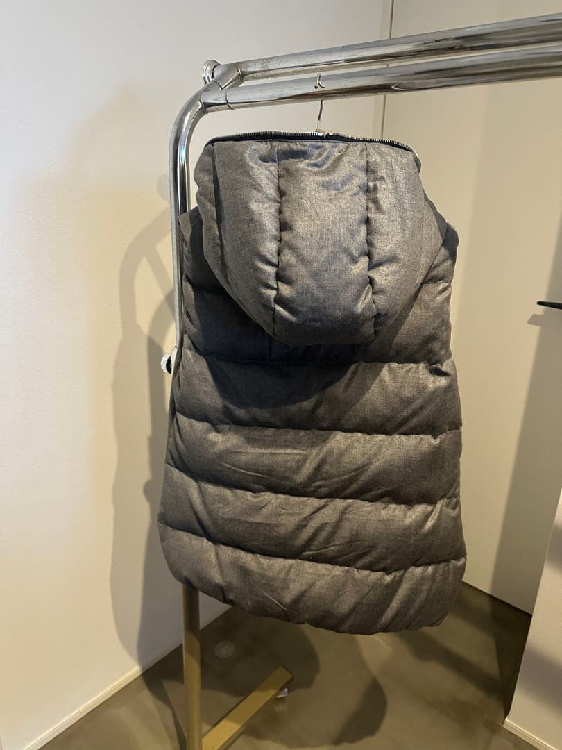 デュベティカ　フード付きダウンベスト　グレー　サイズ40