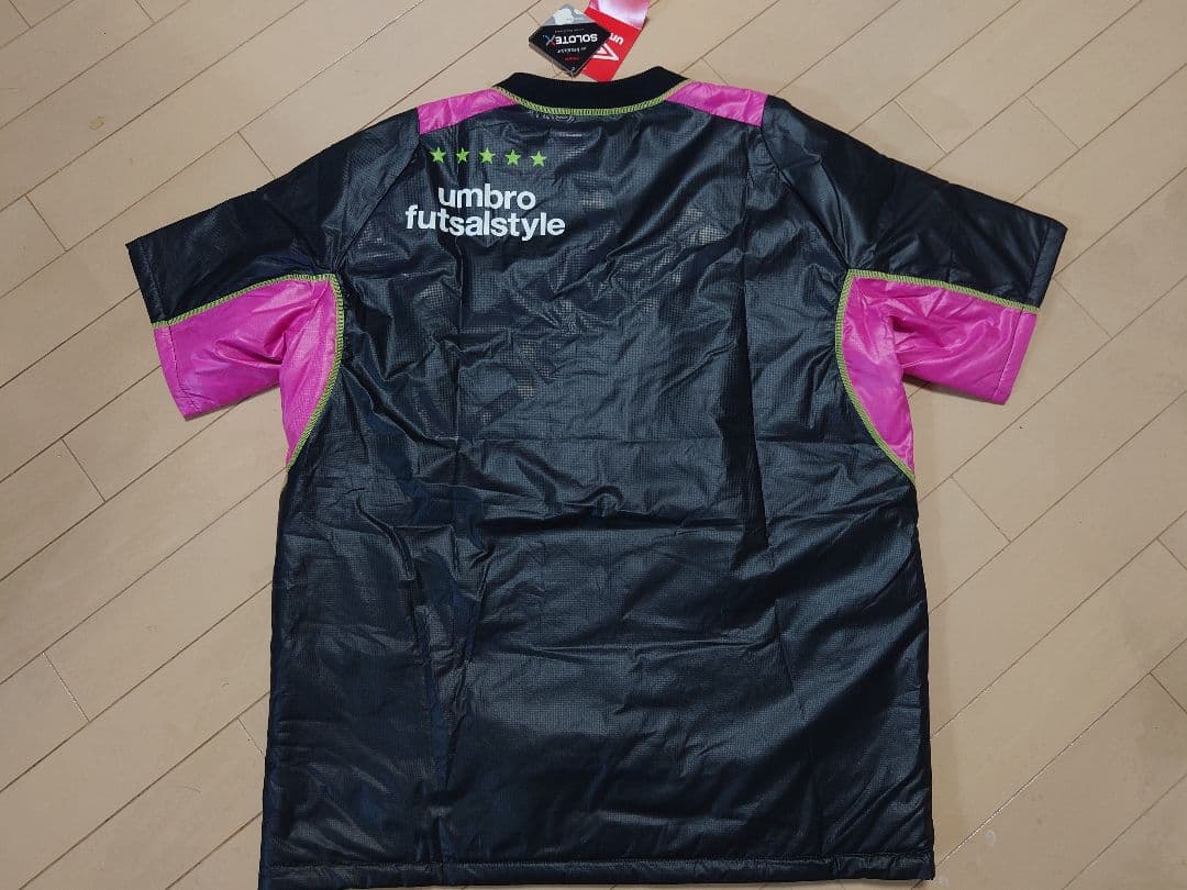 【 umbro 】タグ付き未使用 中綿 ピステセットアップ