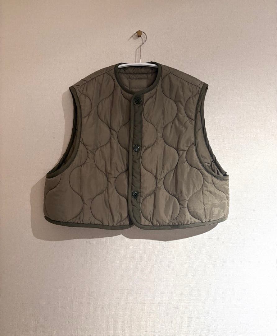 HYKE /ハイク QUILTED CROPPED VEST キルティングベスト