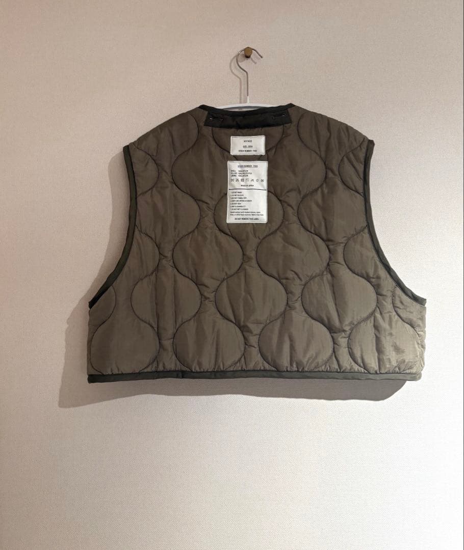 HYKE /ハイク QUILTED CROPPED VEST キルティングベスト