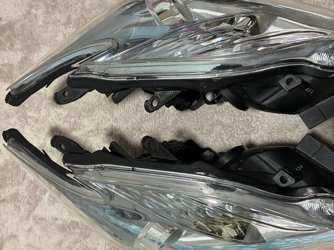 【美品】30プリウス前期　純正左右ハロゲンヘッドライト