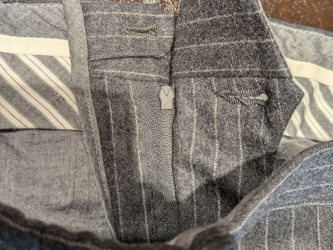 TAGLIATORE 秋冬　グレー ストライプ スーツ　46