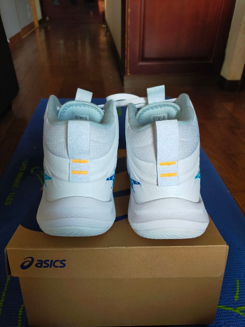 シューズ(男性用) NOVA SURGE 3