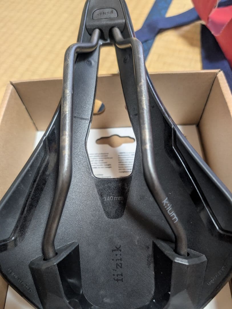 fizik Argo R3 サドル 140mm幅 ブラック