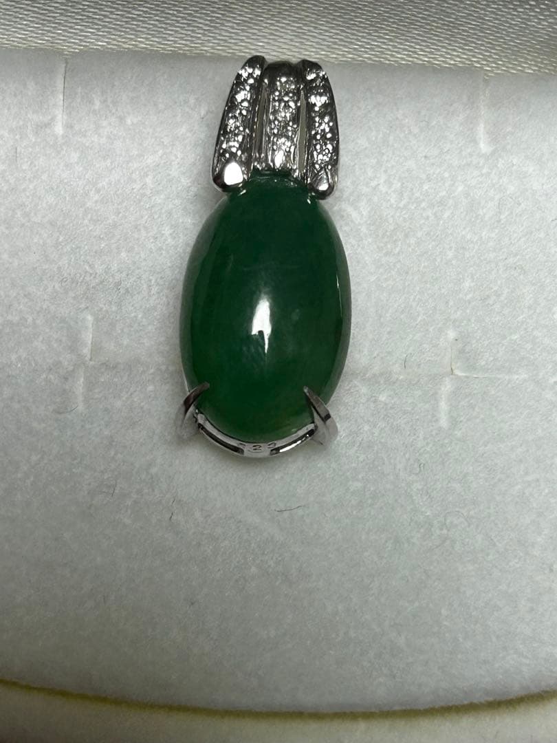 翡翠ペンダント