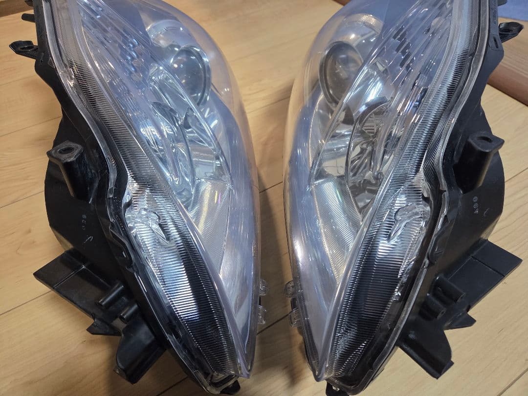 ZVW30 プリウスヘッドライト左右　破損無し中古　ウレタンクリア施工品