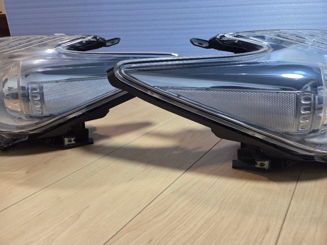 ZVW30 プリウスヘッドライト左右　破損無し中古　ウレタンクリア施工品