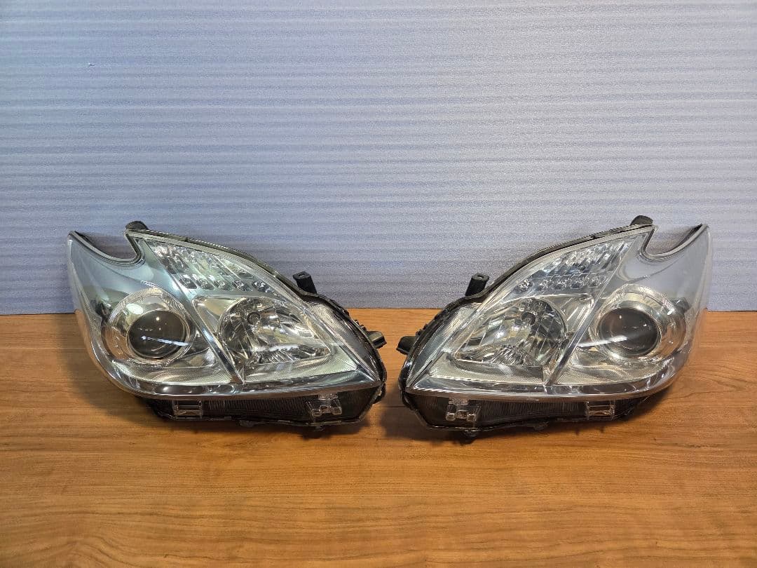 ZVW30 プリウスヘッドライト左右　破損無し中古　ウレタンクリア施工品