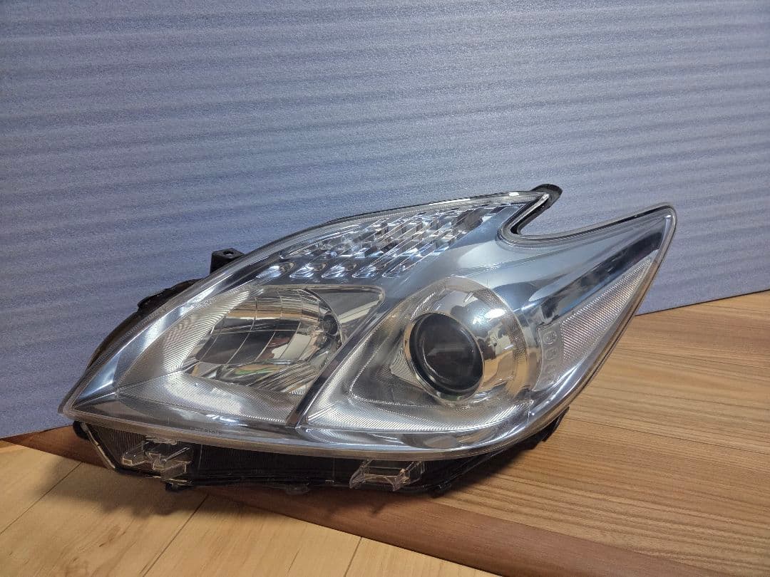 ZVW30 プリウスヘッドライト左右　破損無し中古　ウレタンクリア施工品