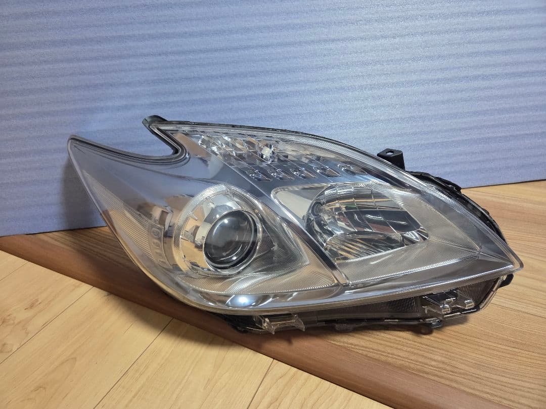 ZVW30 プリウスヘッドライト左右　破損無し中古　ウレタンクリア施工品