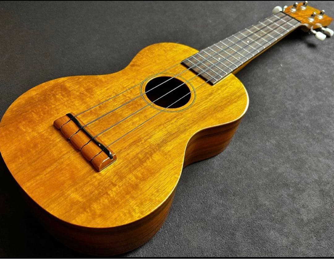 お洒落♦️ヤマハ　フェイマス　ウクレレ　ブラック弦　yf2 Famous 5G