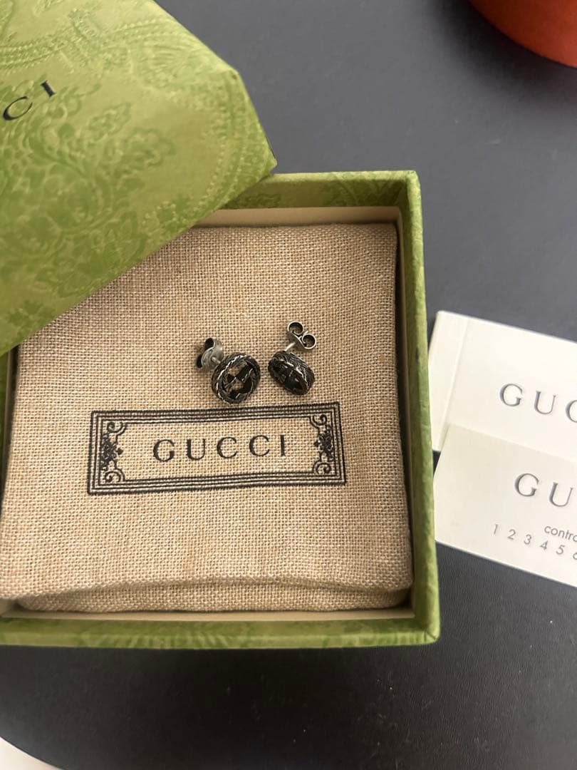 GUCCI ブラック スタッドピアス
