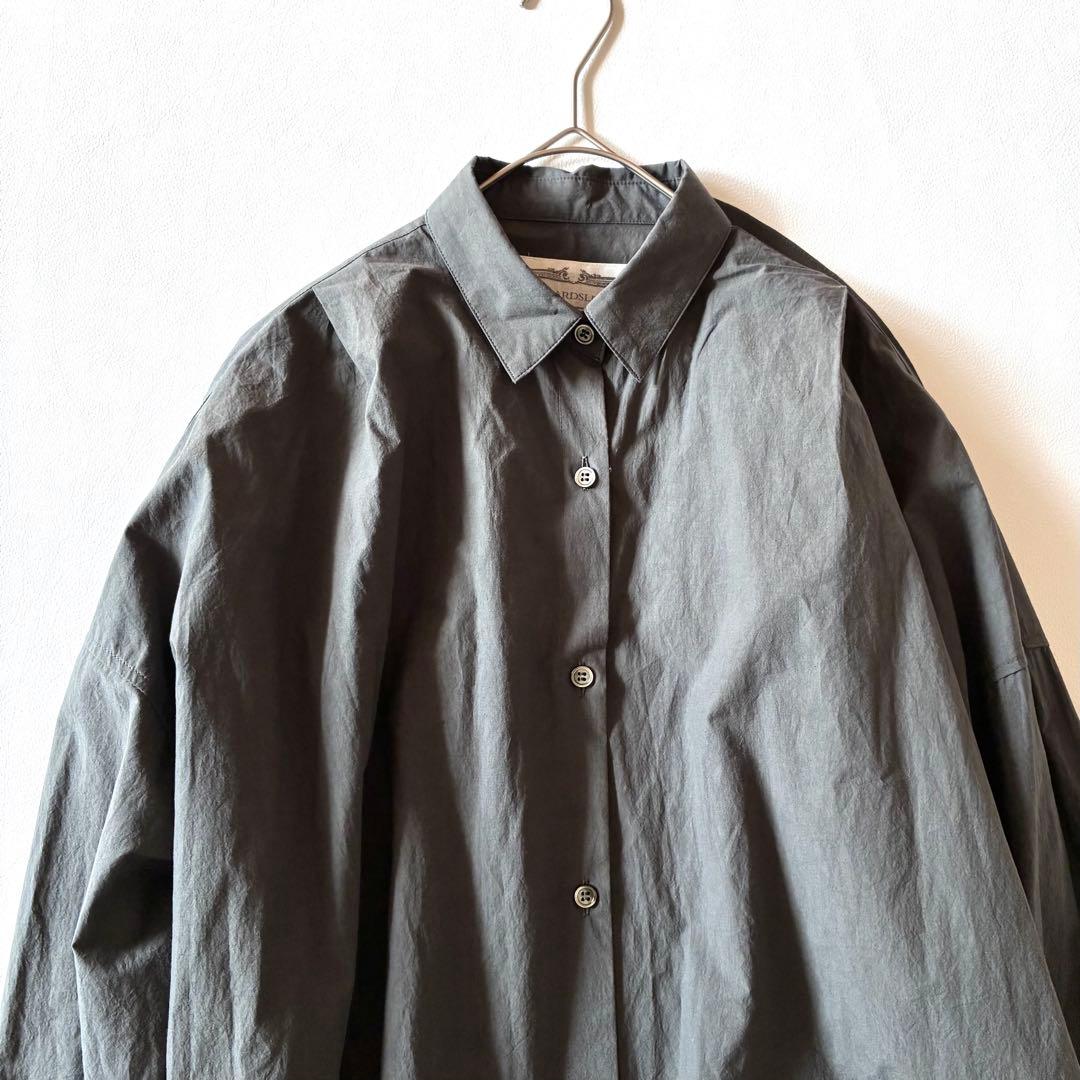 美品✨ビアズリー　2023AW　後ろフリルシャツワンピース　グレー　マキシ丈