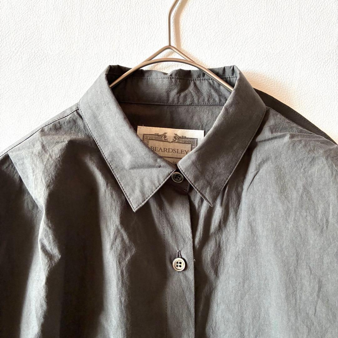 美品✨ビアズリー　2023AW　後ろフリルシャツワンピース　グレー　マキシ丈
