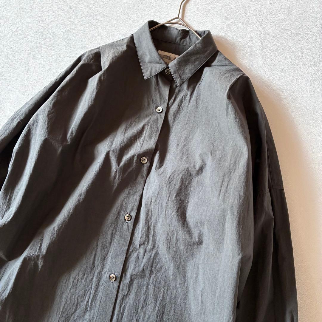 美品✨ビアズリー　2023AW　後ろフリルシャツワンピース　グレー　マキシ丈