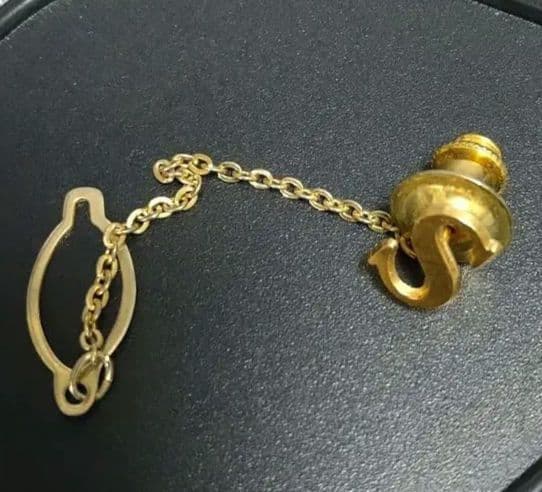 Ｋ１８、１８金Ｓ字型 ネクタイピン、ピンブローチチェーン付きです(⌒▽⌒)