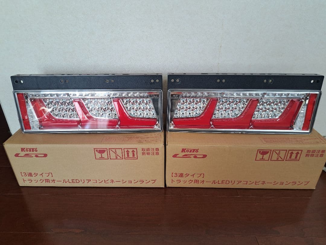 小糸製作所 3連 LEDテールランプ左右セット、いすゞ新車外し