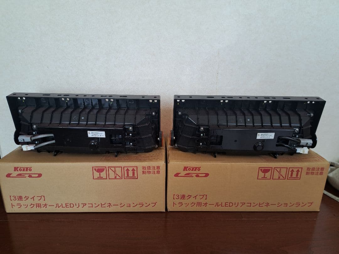 小糸製作所 3連 LEDテールランプ左右セット、いすゞ新車外し