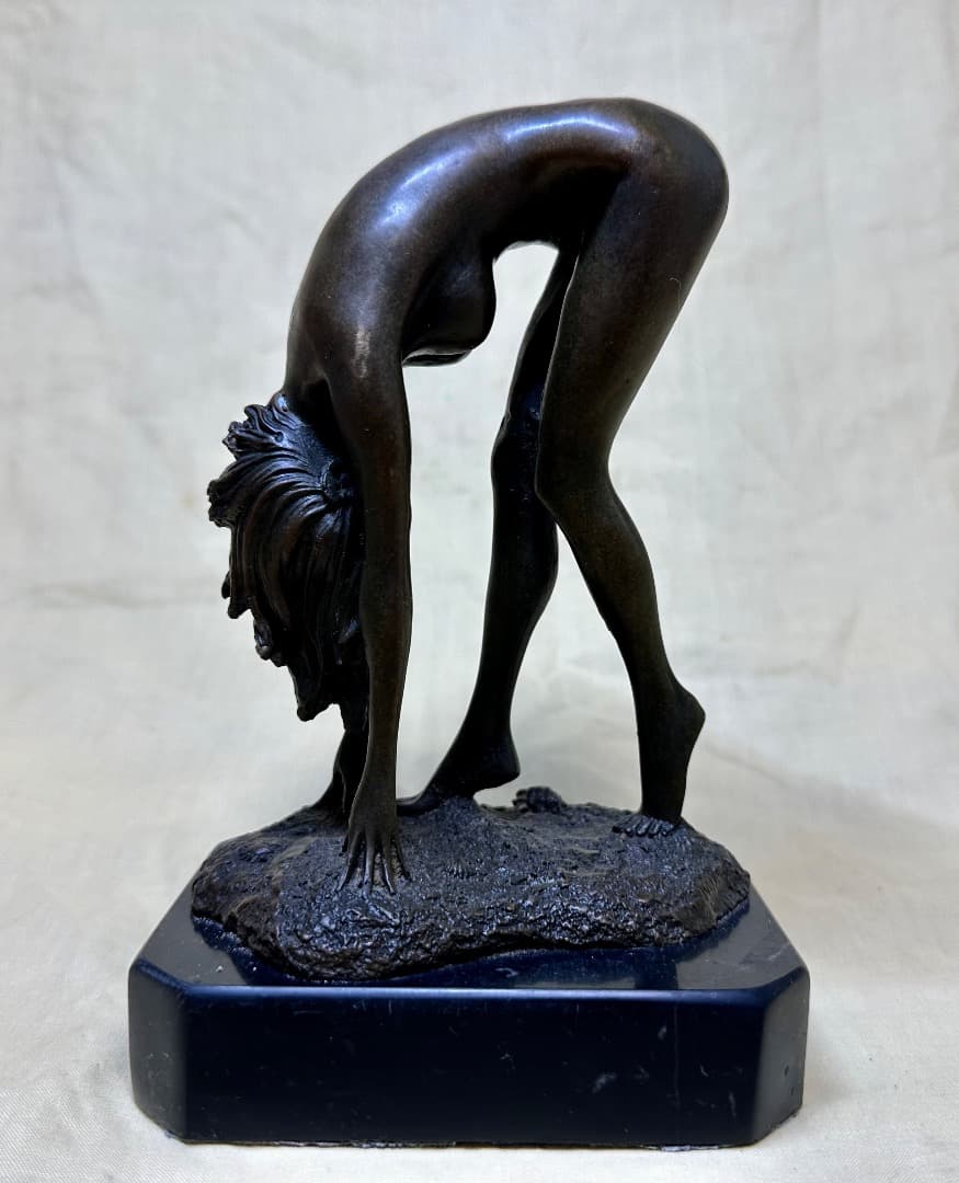 銅製彫刻・「ビーチの女」躍動的精美彫刻・