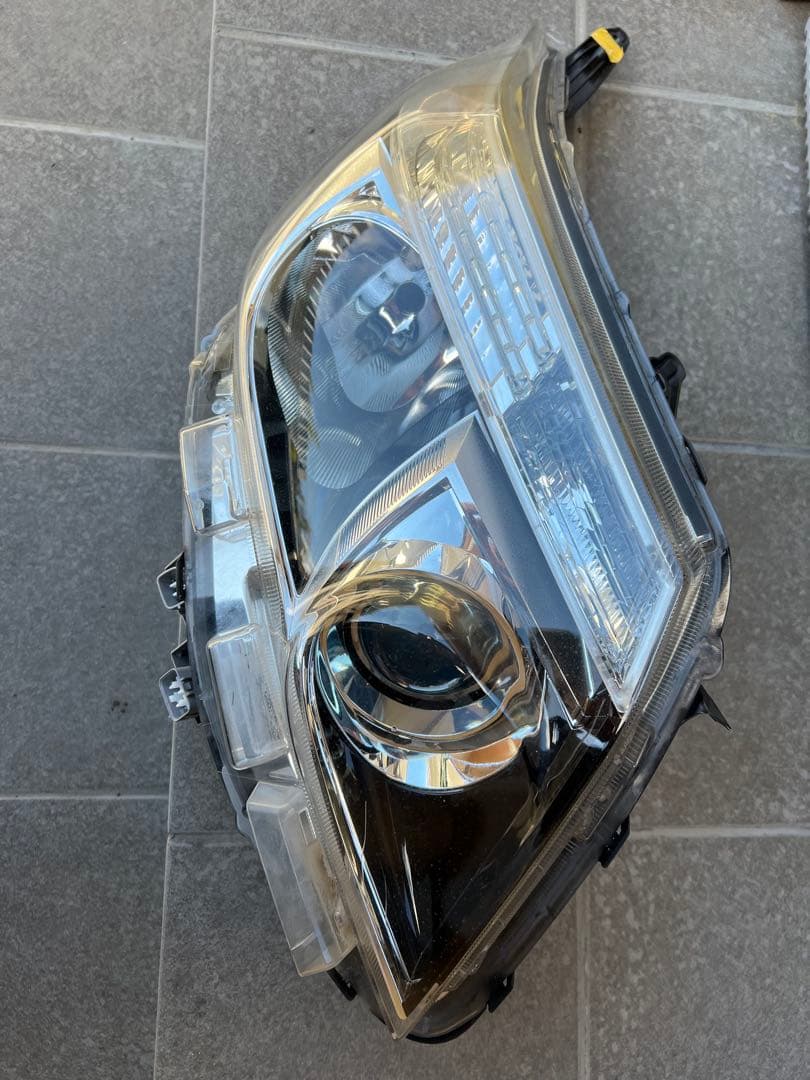 エスクァイア　80前期　ブラックテーラード　ヘッドライト　右　傷有り　ジャンク