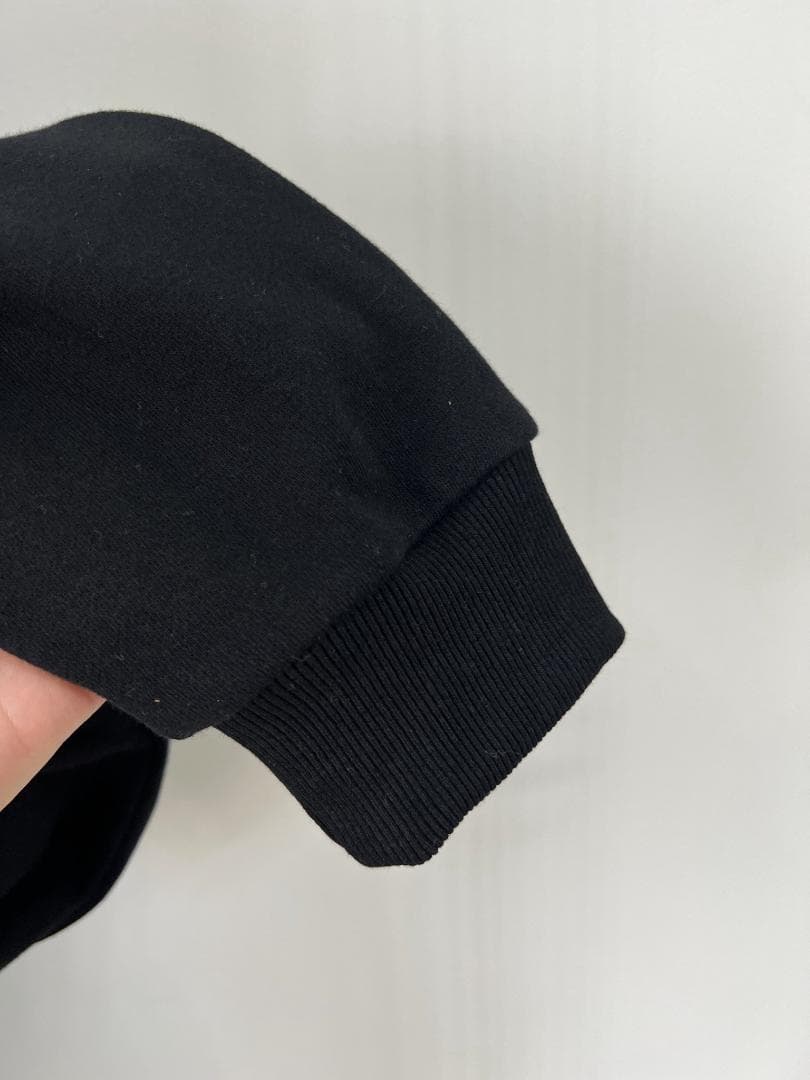 ALO ジップアップスウェット ブラック ミニマルデザイン