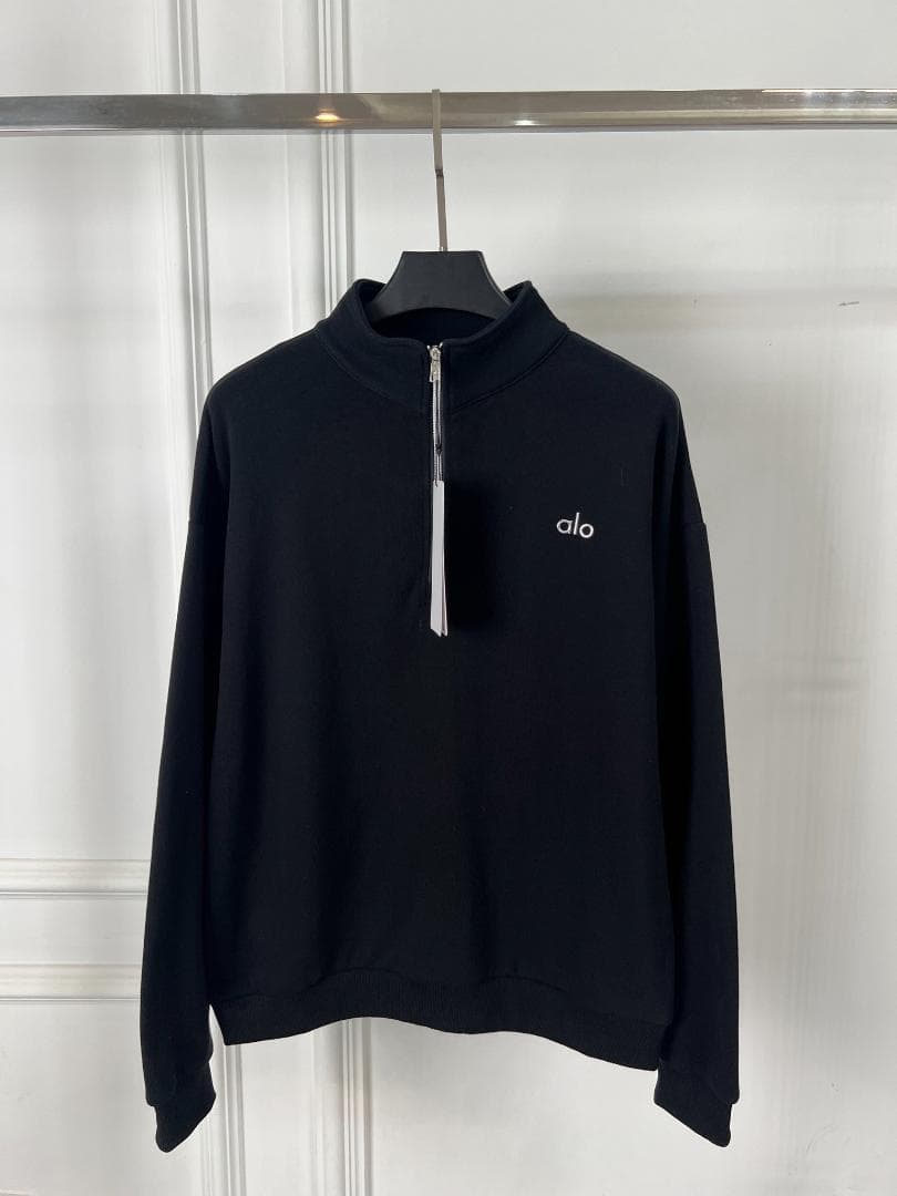 ALO ジップアップスウェット ブラック ミニマルデザイン