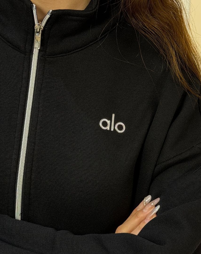 ALO ジップアップスウェット ブラック ミニマルデザイン
