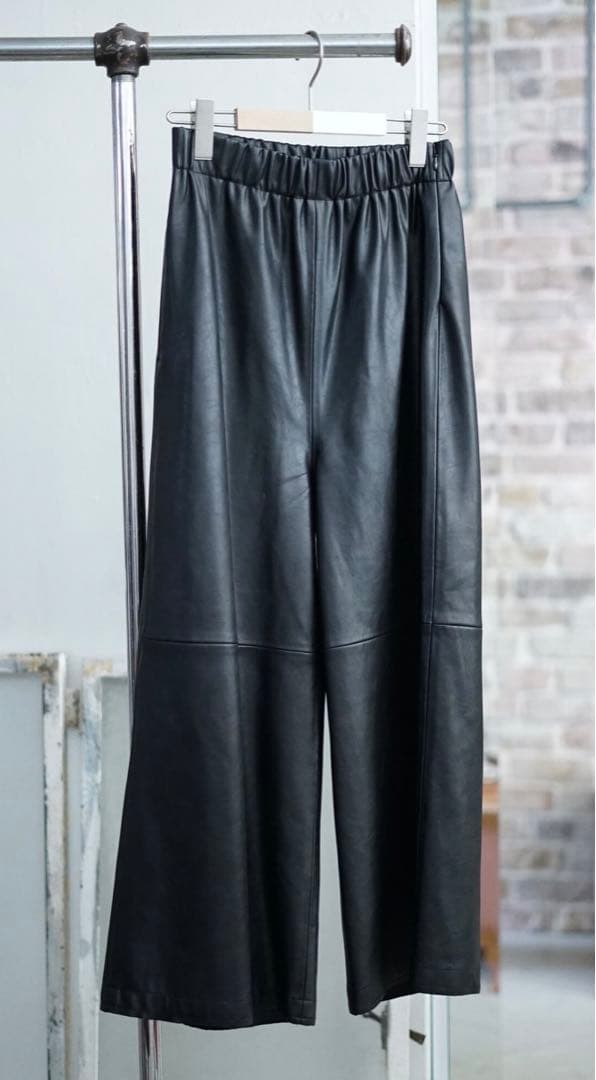 パンツ IIROT / Aynthetic Leather Cropped Pants