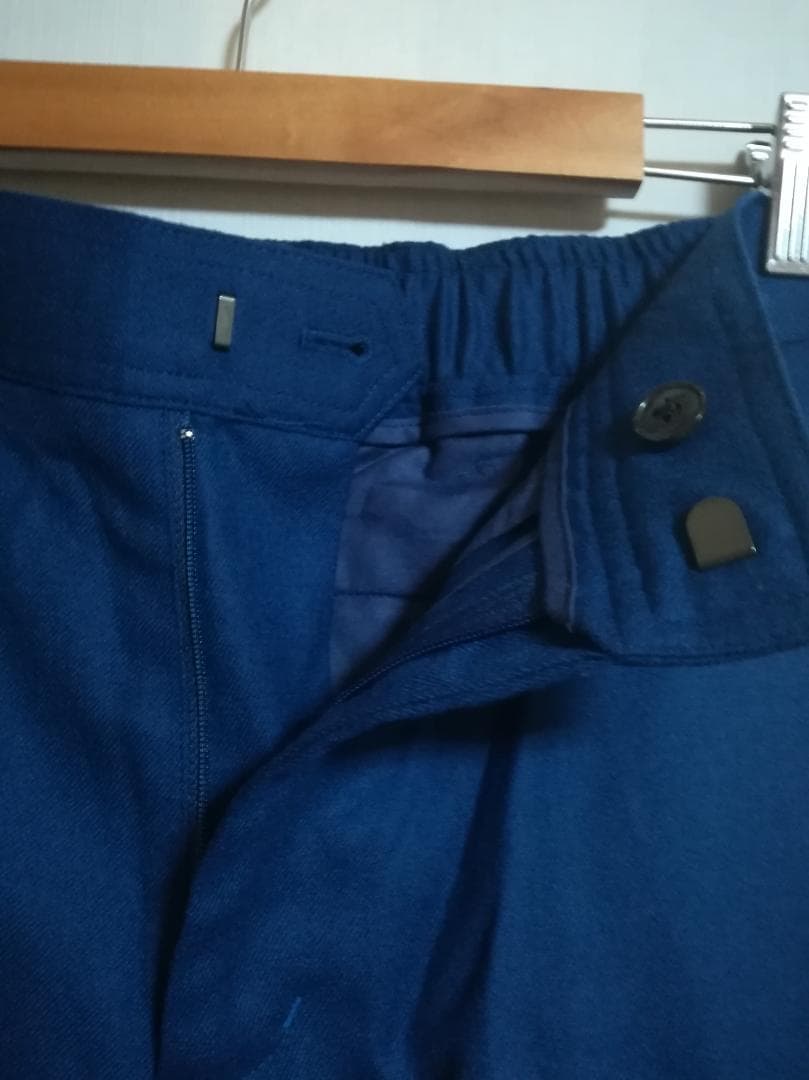 新品 TOMORROWLAND 22AW バックシャーリングスリムパンツ 青 S