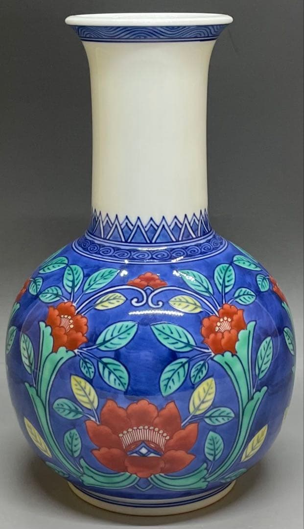 人間国宝　十三代　今泉今右衛門　色鍋島牡丹唐草文花瓶　四方桟共箱　共布　L36