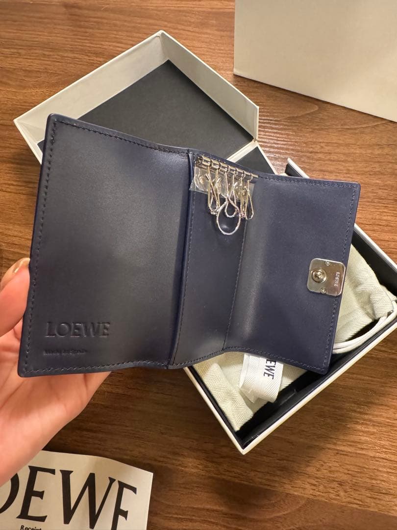 新品LOEWE ネイビー レザー キーケース